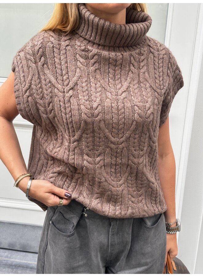 ROWCC OVERSIZE CABLE KNIT VEST WALNUT