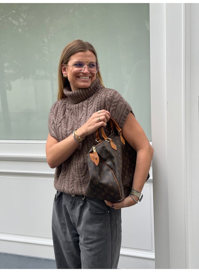 ROWCC OVERSIZE CABLE KNIT VEST WALNUT