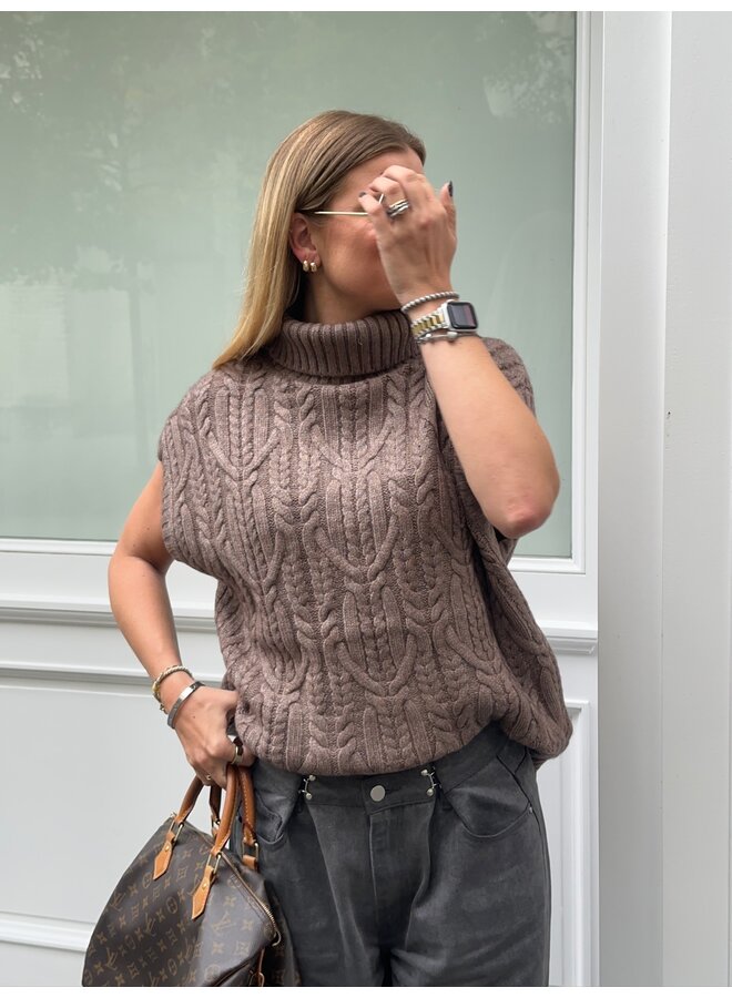 ROWCC OVERSIZE CABLE KNIT VEST WALNUT