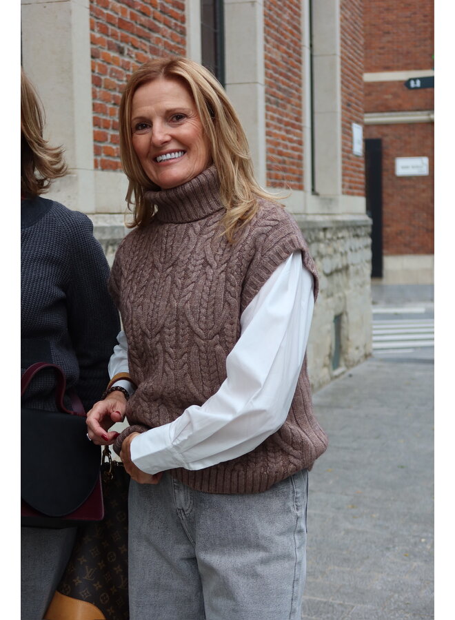 ROWCC OVERSIZE CABLE KNIT VEST WALNUT
