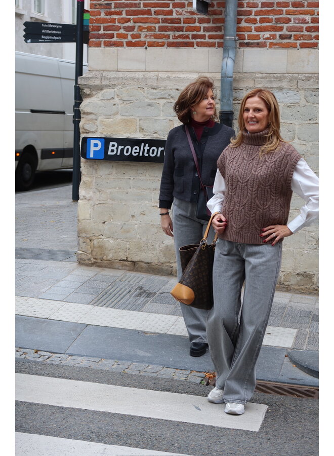 ROWCC OVERSIZE CABLE KNIT VEST WALNUT