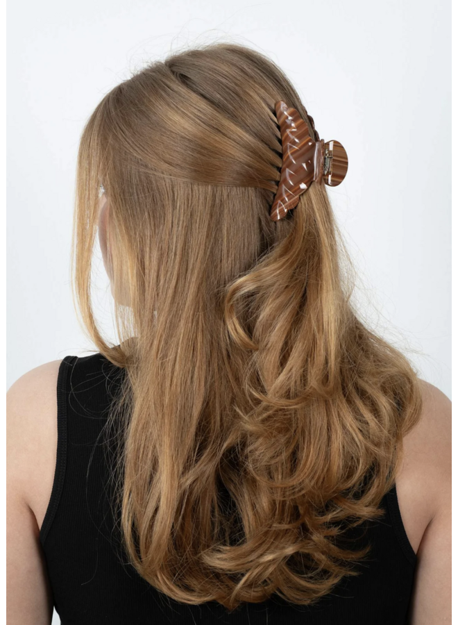 VIVIENNE BIG BROWN CLIP