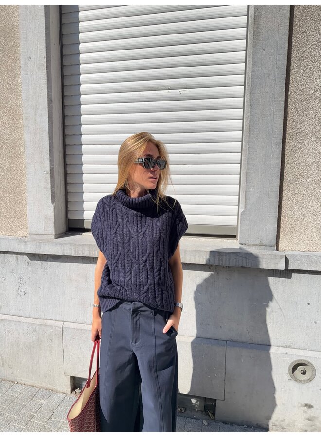 ROW OVERSIZE CABLE KNIT VEST NAVY