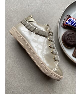 Banaline Sneaker in lakleer met ruffles achter - Greige