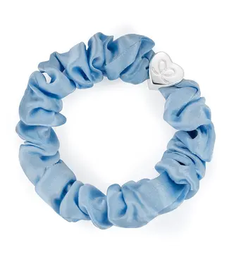 By Eloise London Zijden scrunchie met zilveren hart - Sky Blue