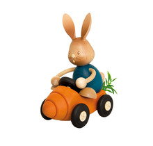 Drechslerei Kuhnert - Osterdekoration / Osterhase - Stupsi Hase im Möhrenflitzer - 12cm - aus Holz - Made in Germany