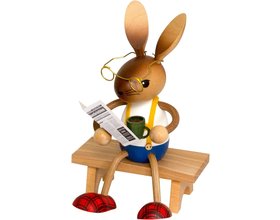 Langbein-Hase mit Zeitung und Kaffee