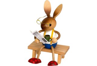 Langbein-Hase mit Zeitung und Kaffee