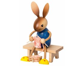 Langbein-Hase mit Strickzeug