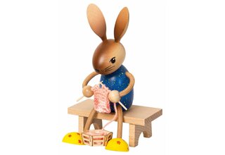 Langbein-Hase mit Strickzeug