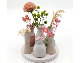 7 Väschen auf rundem Tablett aus Keramik