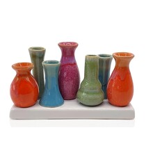 7 Väschen auf Tablett aus Keramik, bunt