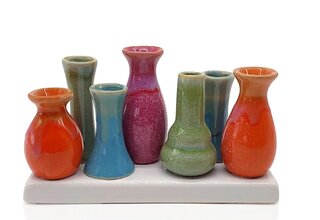 7 Väschen auf Tablett aus Keramik bunt