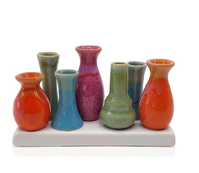 7 Väschen auf Tablett aus Keramik, bunt