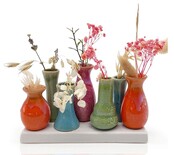 7 Väschen auf Tablett aus Keramik, bunt