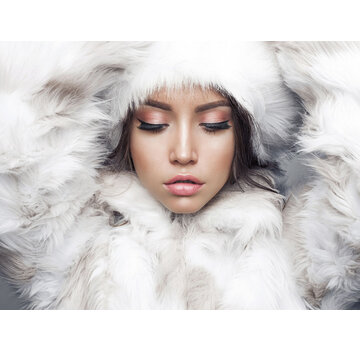 Glasschilderij 120x80cm Lady in Fur Coat