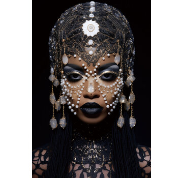 Ter Halle Glasschilderij 80x120x0.4 Gezicht behangen met sieraden