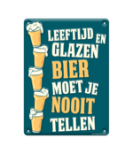 Metalen bord leeftijd en glazen bier