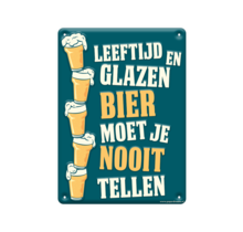 Metalen bord leeftijd en glazen bier