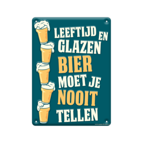 Metalen bord leeftijd en glazen bier