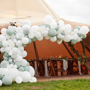 Ballonnenboog wit en salie groen 5m