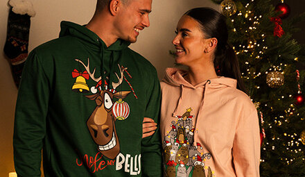 https://cdn.webshopapp.com/shops/316659/files/443830590/440x255x1/christmas-hoodie.jpg