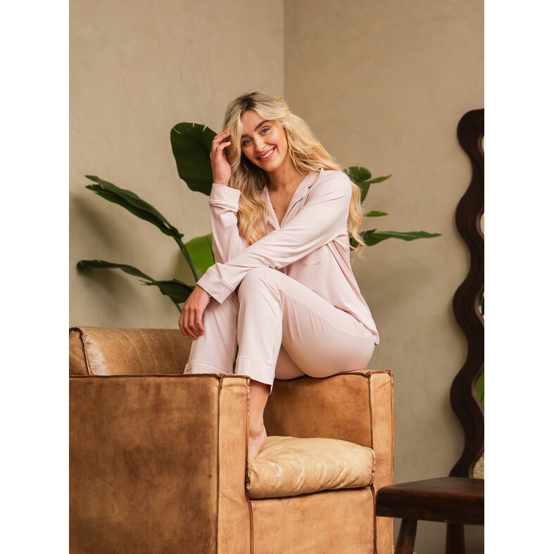 By Louise By Louise Dames Pyjama Set Lang Modal Met Knoopsluiting Roze
