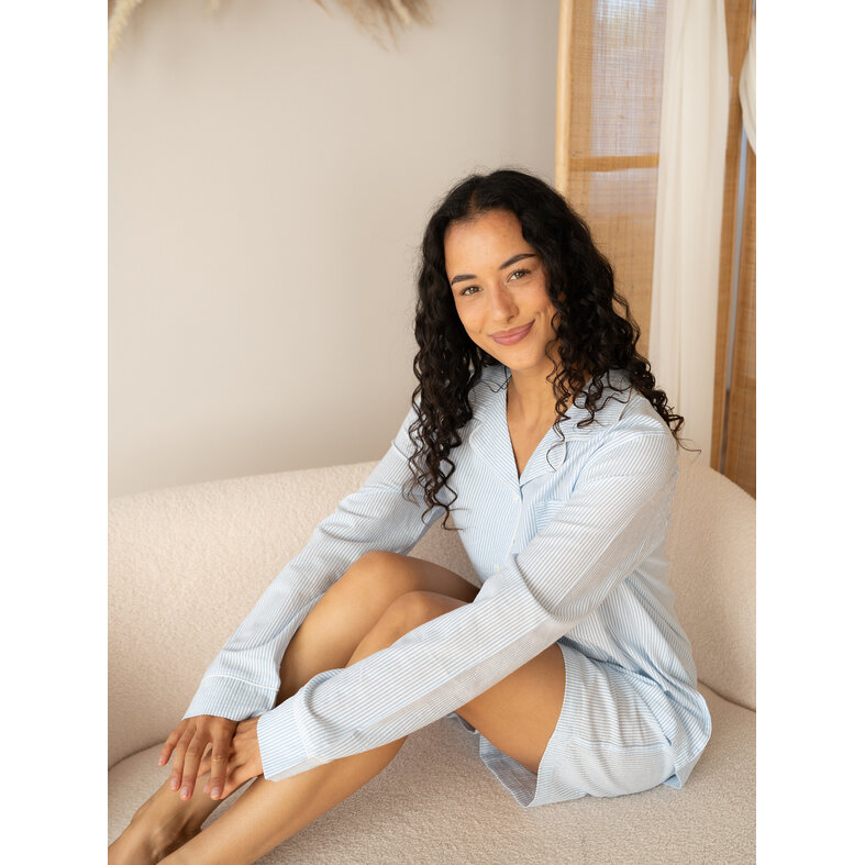 By Louise By Louise Dames Pyjama Set Shortama Blouse Lange Mouw Lichtblauw Gestreept Seersucker