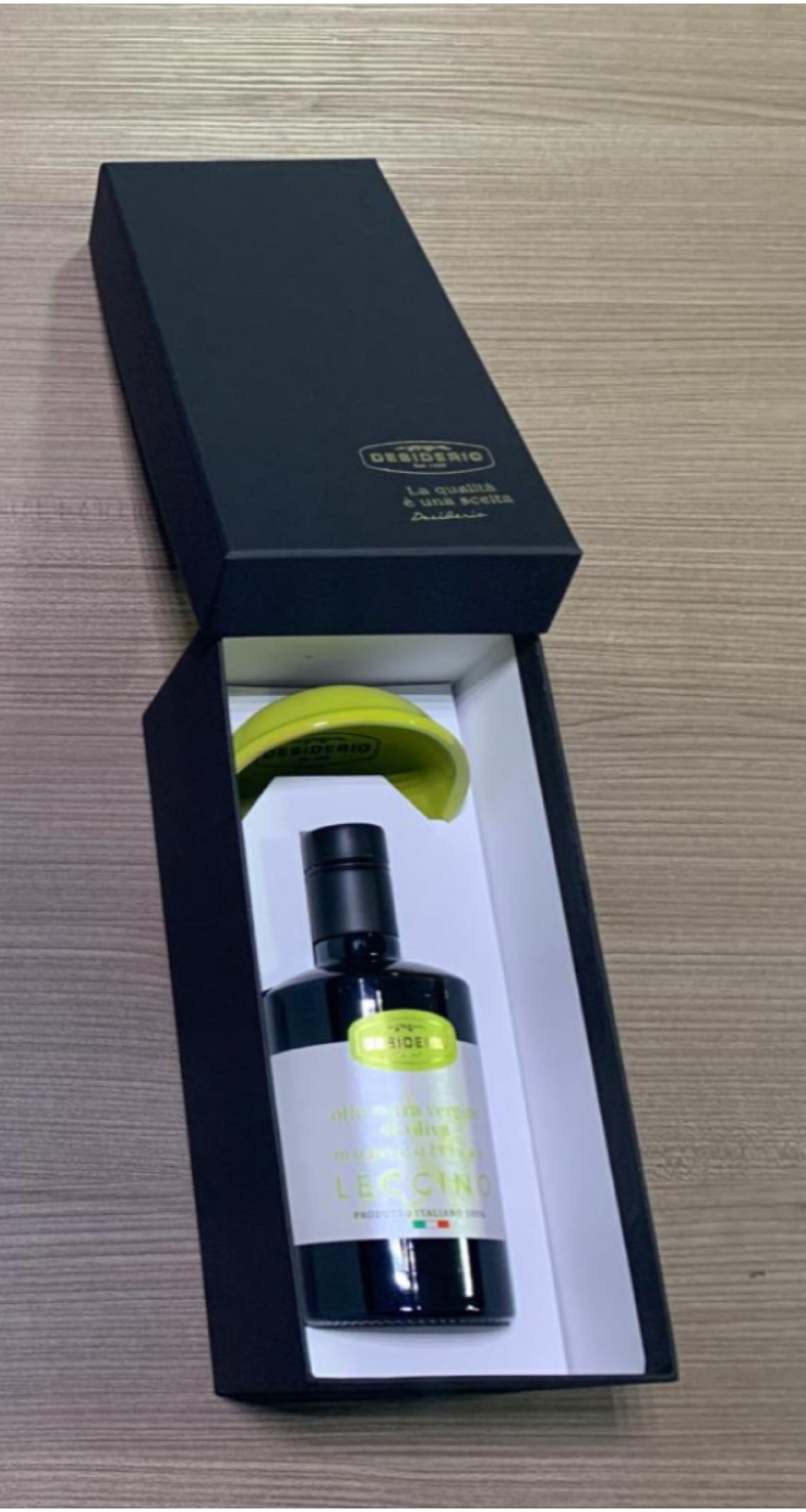 Desiderio, originele Italiaanse producten. Luxe geschenk doos met bladgoud ingelegd en  1 flesje monocultivar olijfolie en exclusieve porseleinen olijfolie cupje