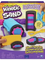 Kinetic Sand - Slice N' Surprise-set met 383 g zwart, roze en blauw speelzand en 7 dlg