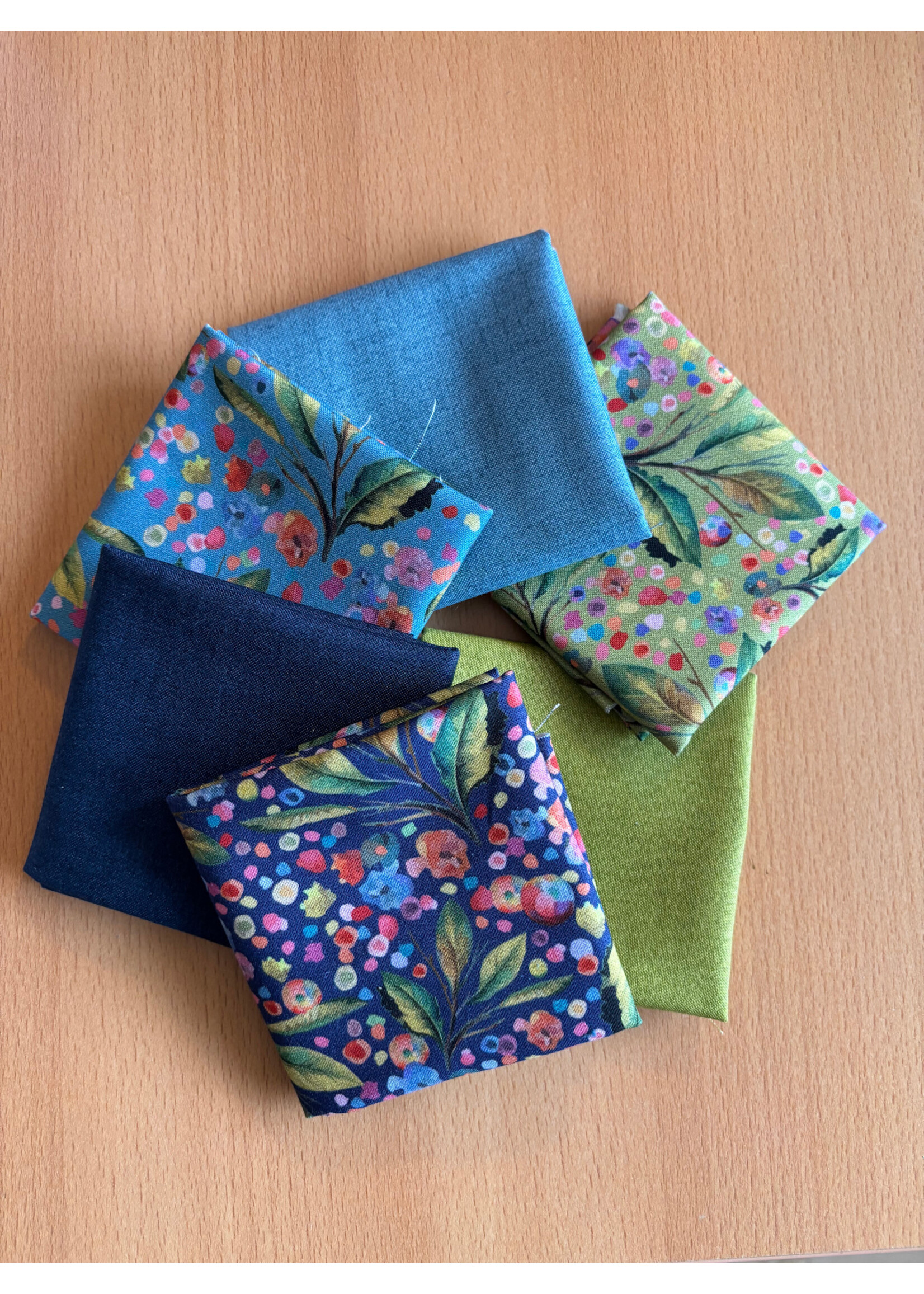 Hoffman Fabrics Stofpakket - Whimsical Flower Garden - Navy - 6 Long Eights