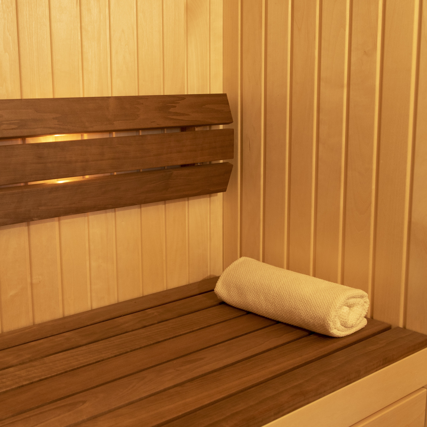 Sauna 160 x 100 met saunakachel en rugleuning | Bastu - Bastu Sauna's en  Hottubs