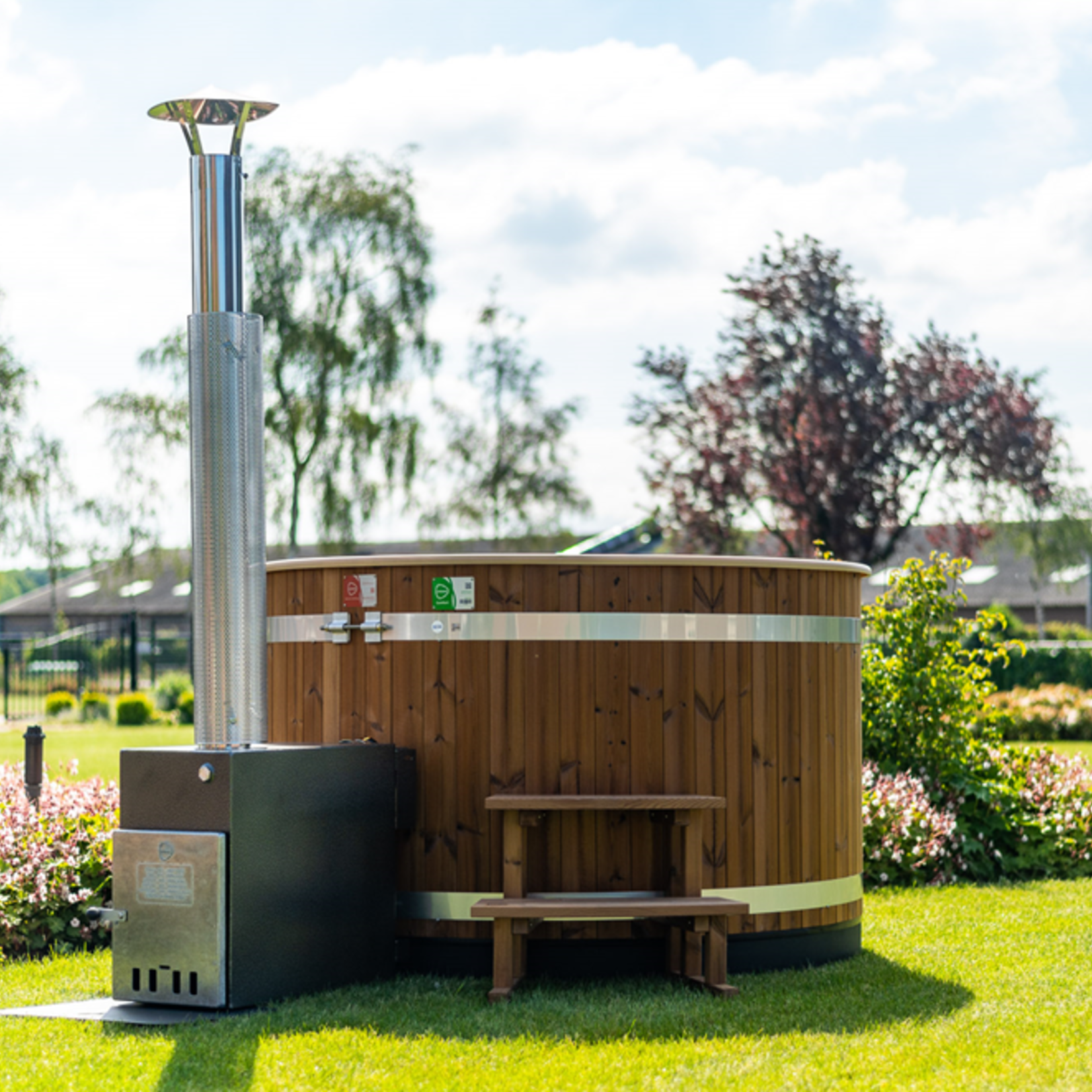 Kirami Kirami Kunststof Hottub Family  Onderhoudsvrij hout:  Thermowood of Red Cedar Hoogte 110cm / Ø 170 cm