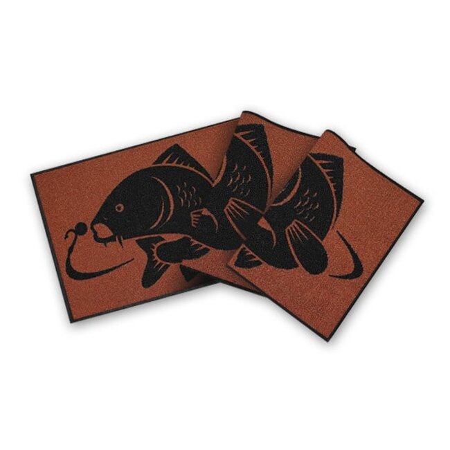Delphin Carp Rug - Schwarze Fußmatte mit auffälligem Karpfenmotiv