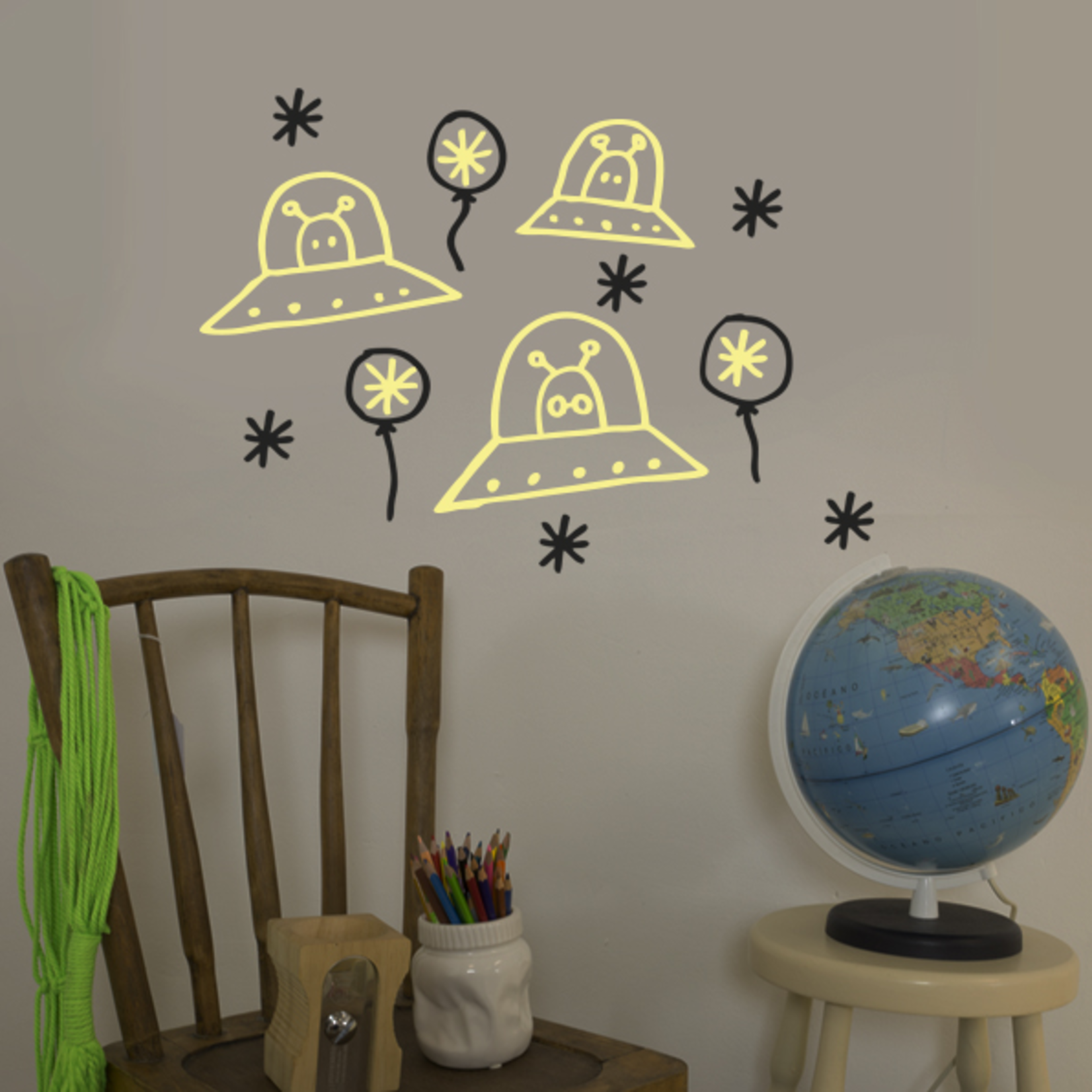 Chispum UFO Balloons 28x31cm Wall Sticker GLOW IN THE DARK!