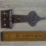 IRON RANGE Rounded Spearhead Hinge Antique Iron 90mm/123mm x 50mm (3.5/2.2 x5")