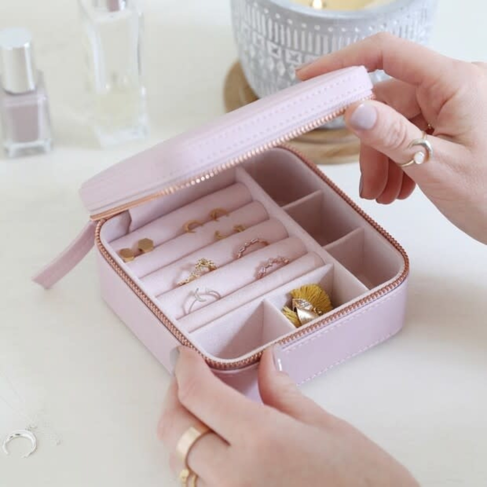 Lisa Angel Square medium Travel Jewellery Box in Lilac Pink