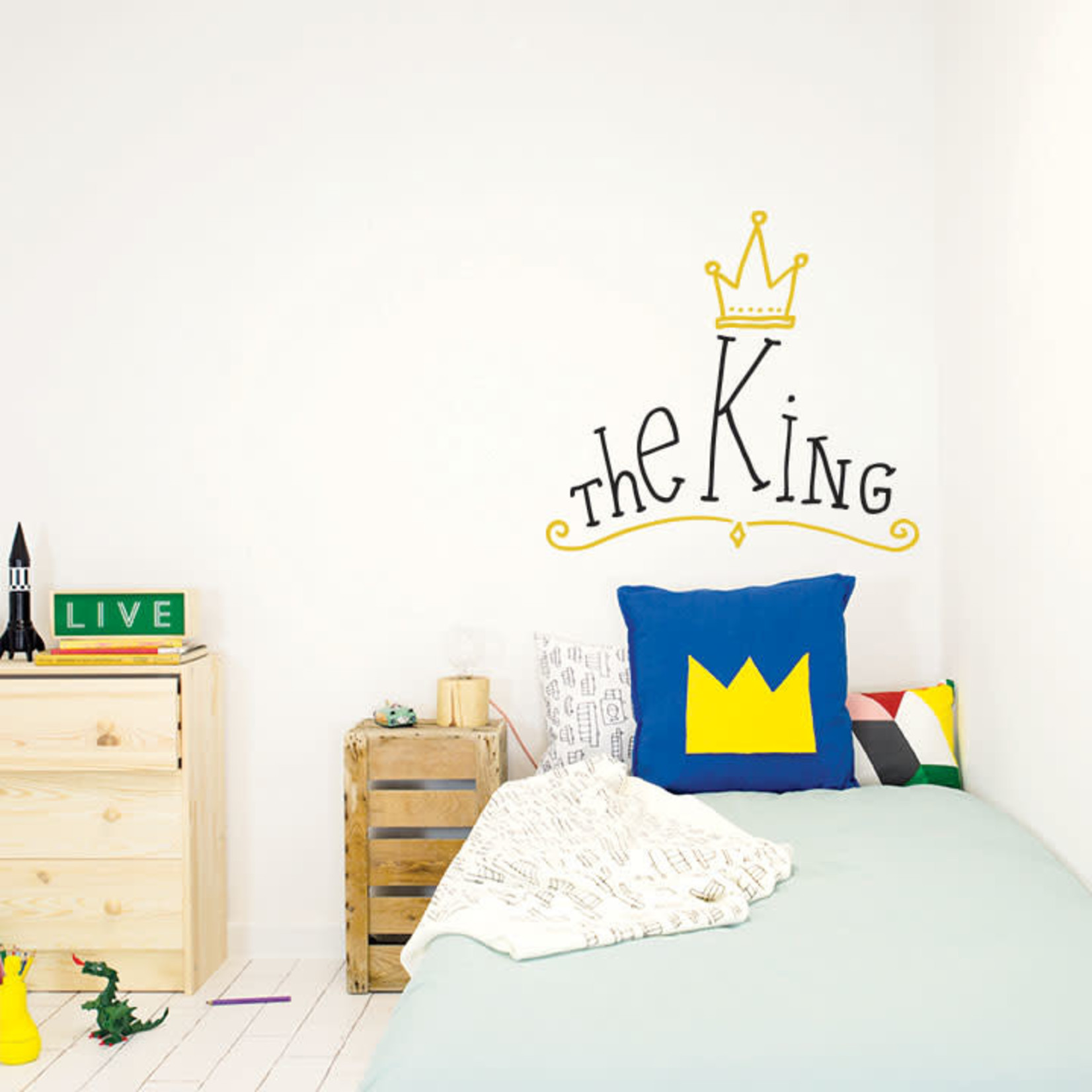 Chispum The King Headboard Wall sticker - black and gold