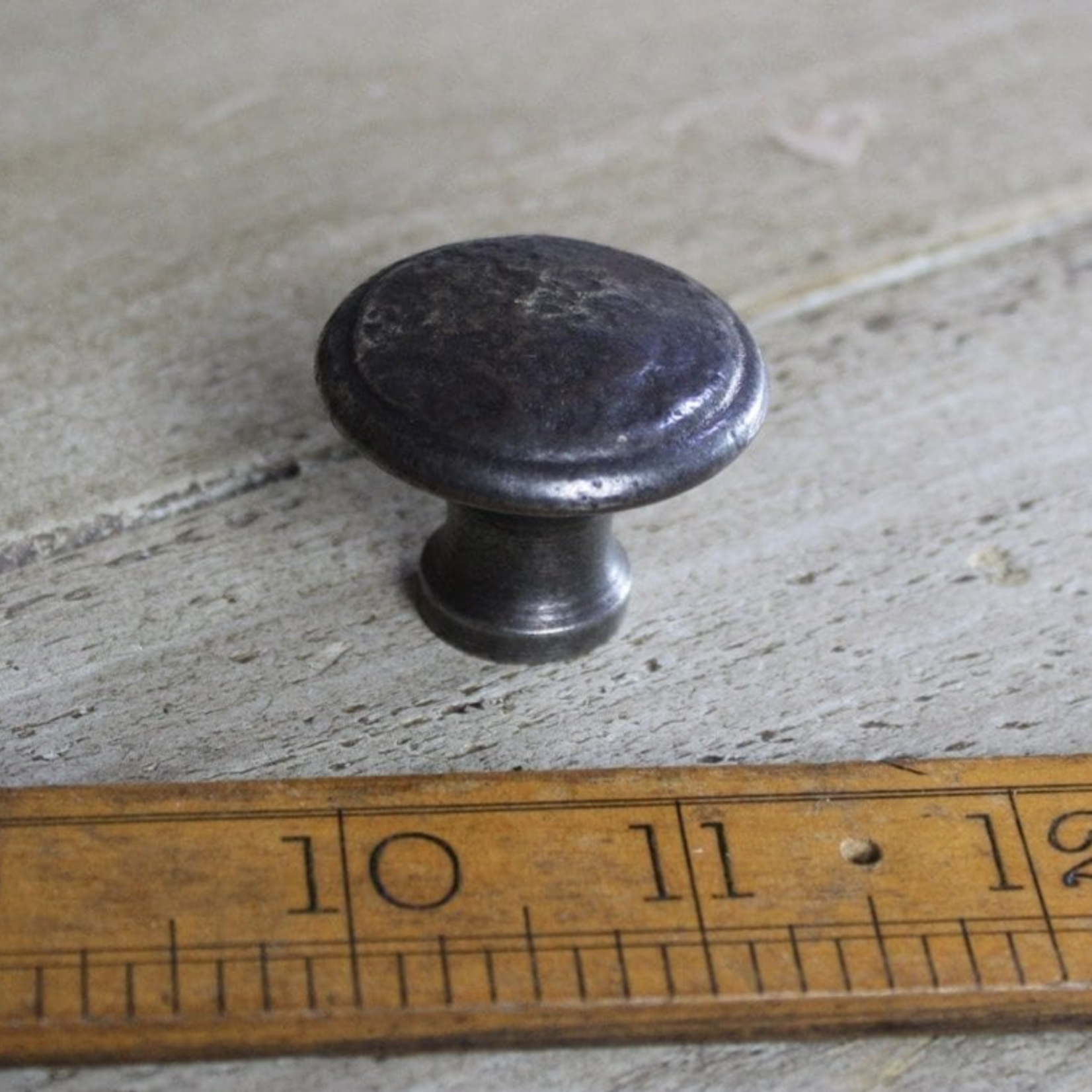 IRON RANGE Knob Hammered Top Cast Antique Iron 32mm