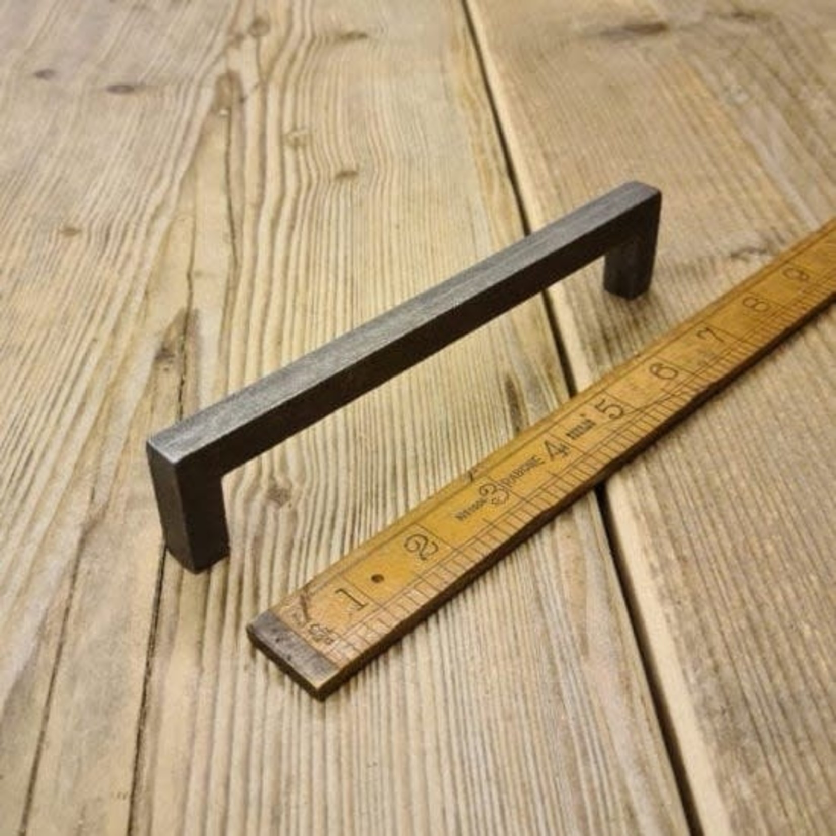 IRON RANGE 189mm MEADOW Pull Handle Square Bar Rear M4 Cast Ant Iron