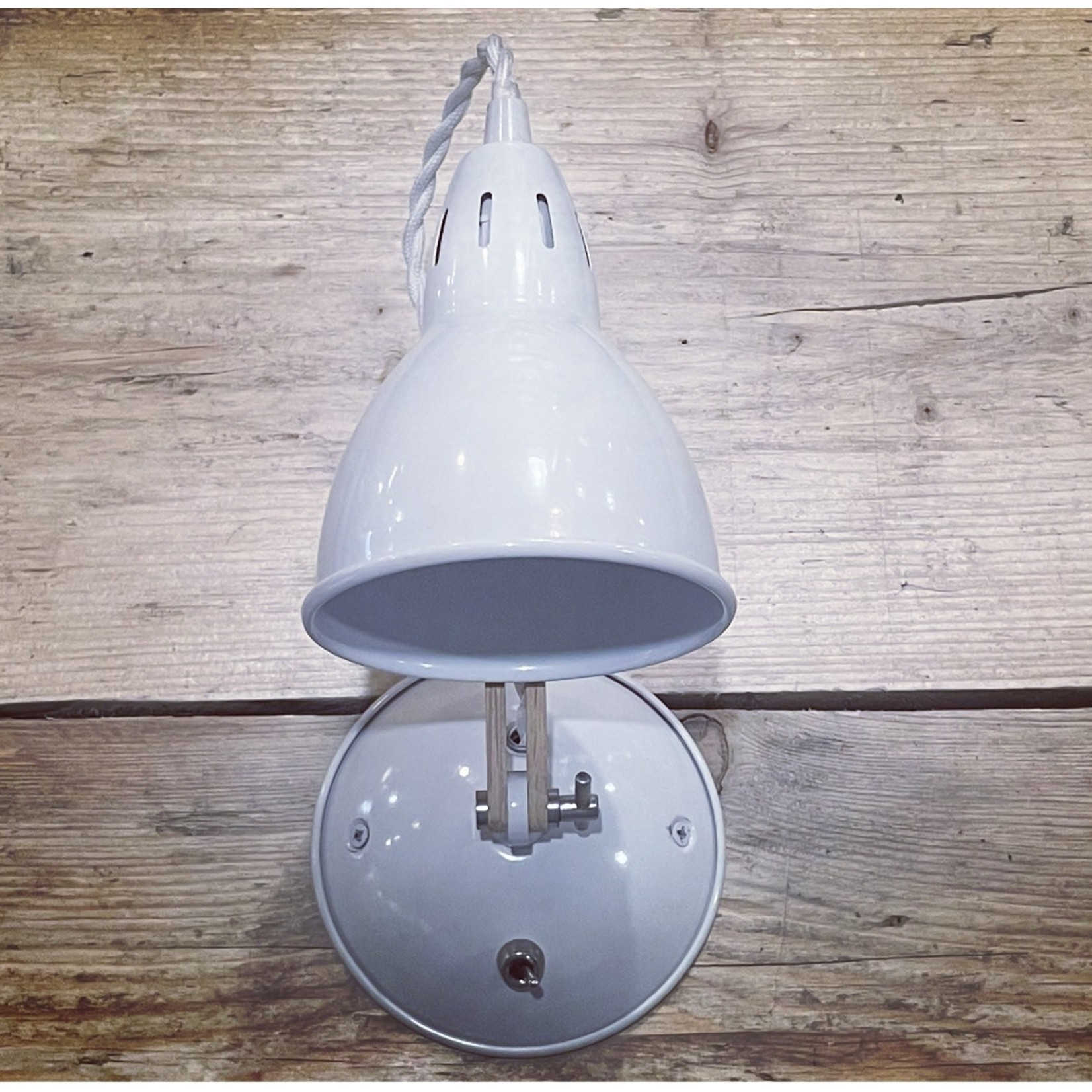 Garden Trading DISCOUNTED SCRATCHED Bermondsey Wall Light in Chalk and Oak