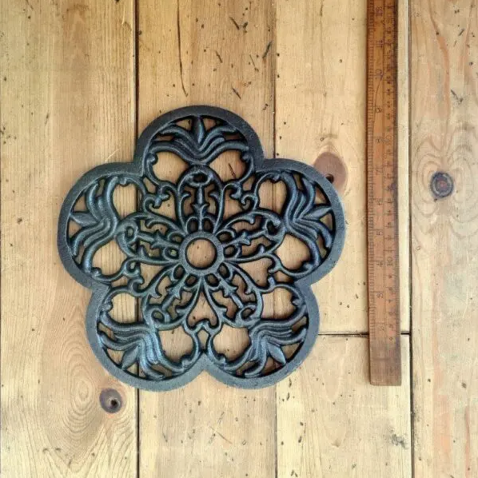 IRON RANGE Table Trivet FLOWER Shape Cast Antique Iron 230mm