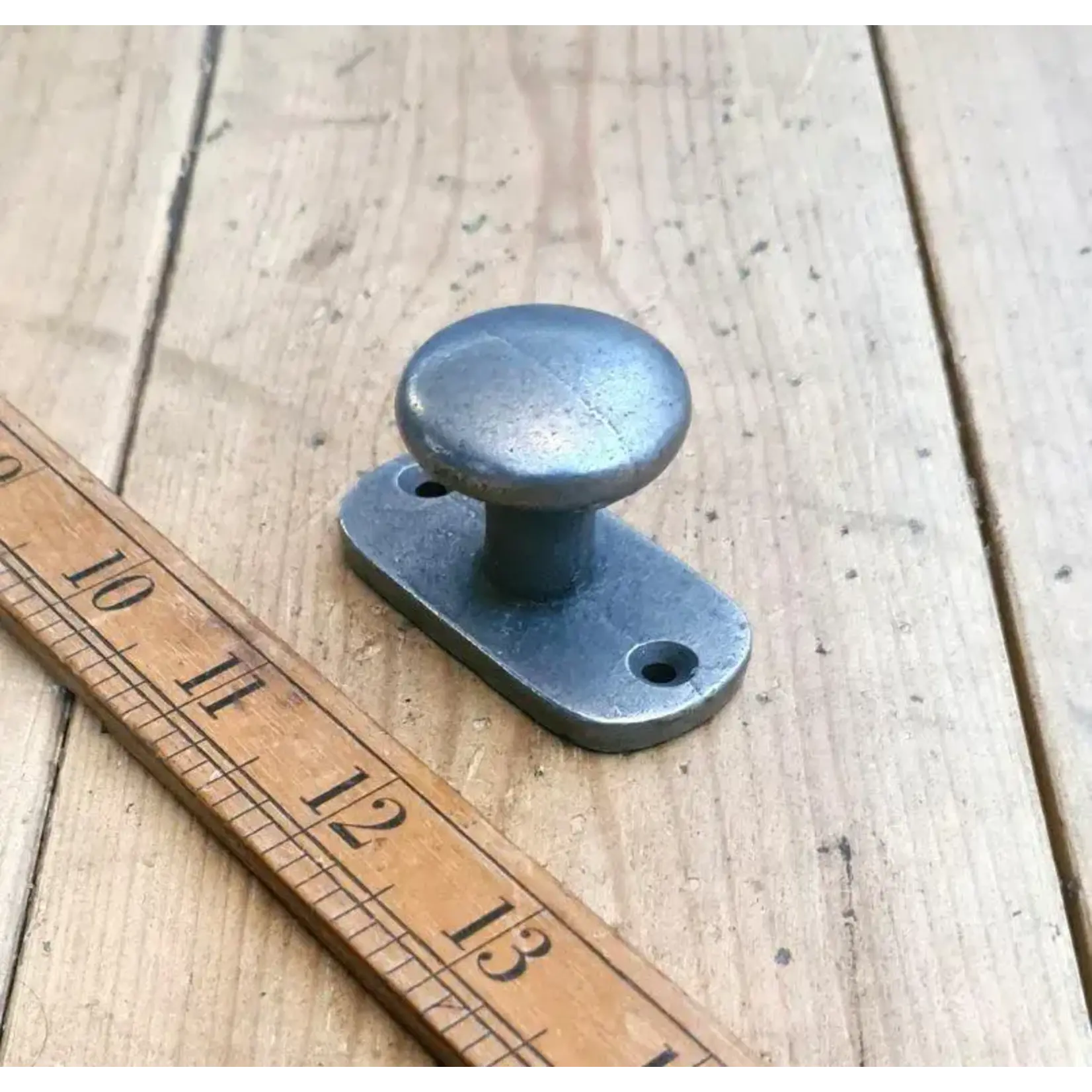 IRON RANGE Knob Plain Shaker Front Fix with Integral Back Plate Cast Antique Iron 35mm Dia