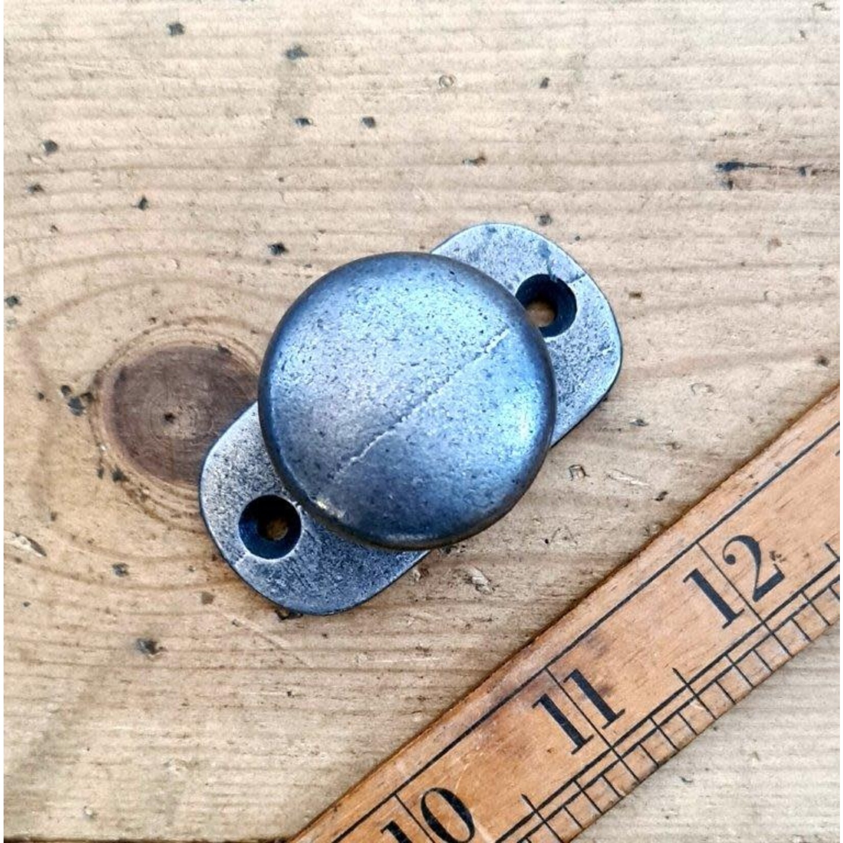IRON RANGE Knob Plain Shaker Front Fix with Integral Back Plate Cast Antique Iron 35mm Dia