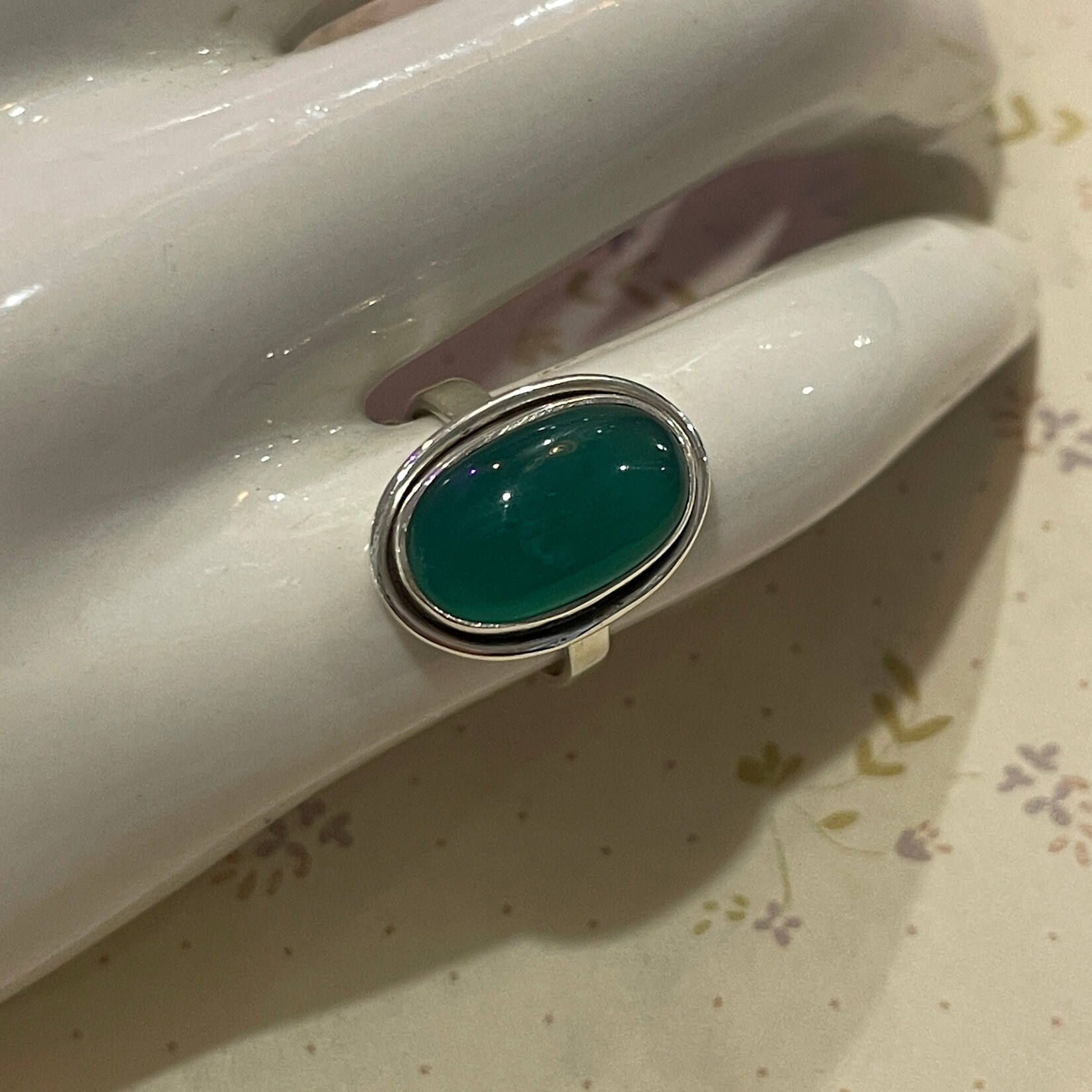 Size 7.5 Green Agate Oval Sterling Silver Ring