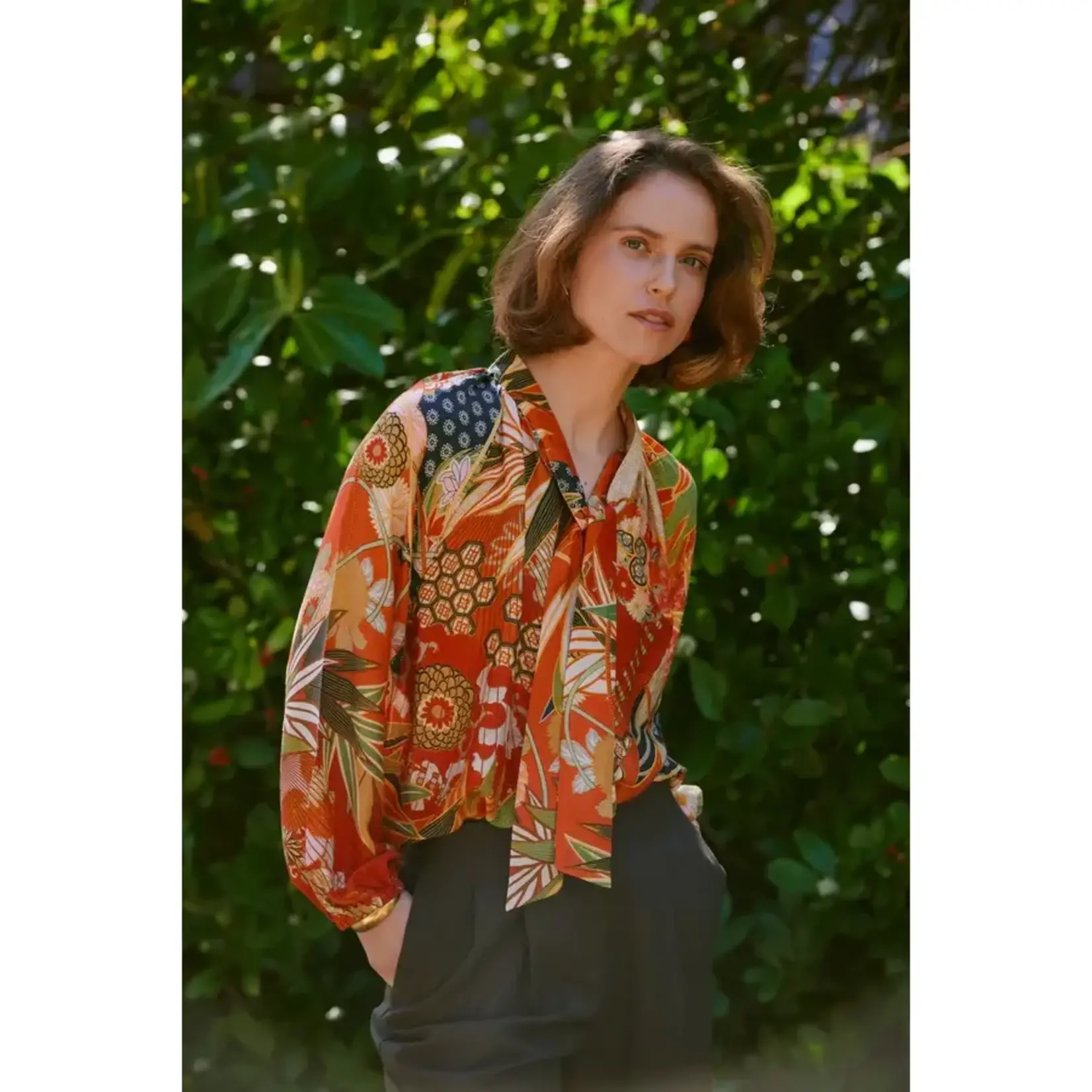 ONE HUNDRED STARS Fans Scarlet Pussy Bow Blouse