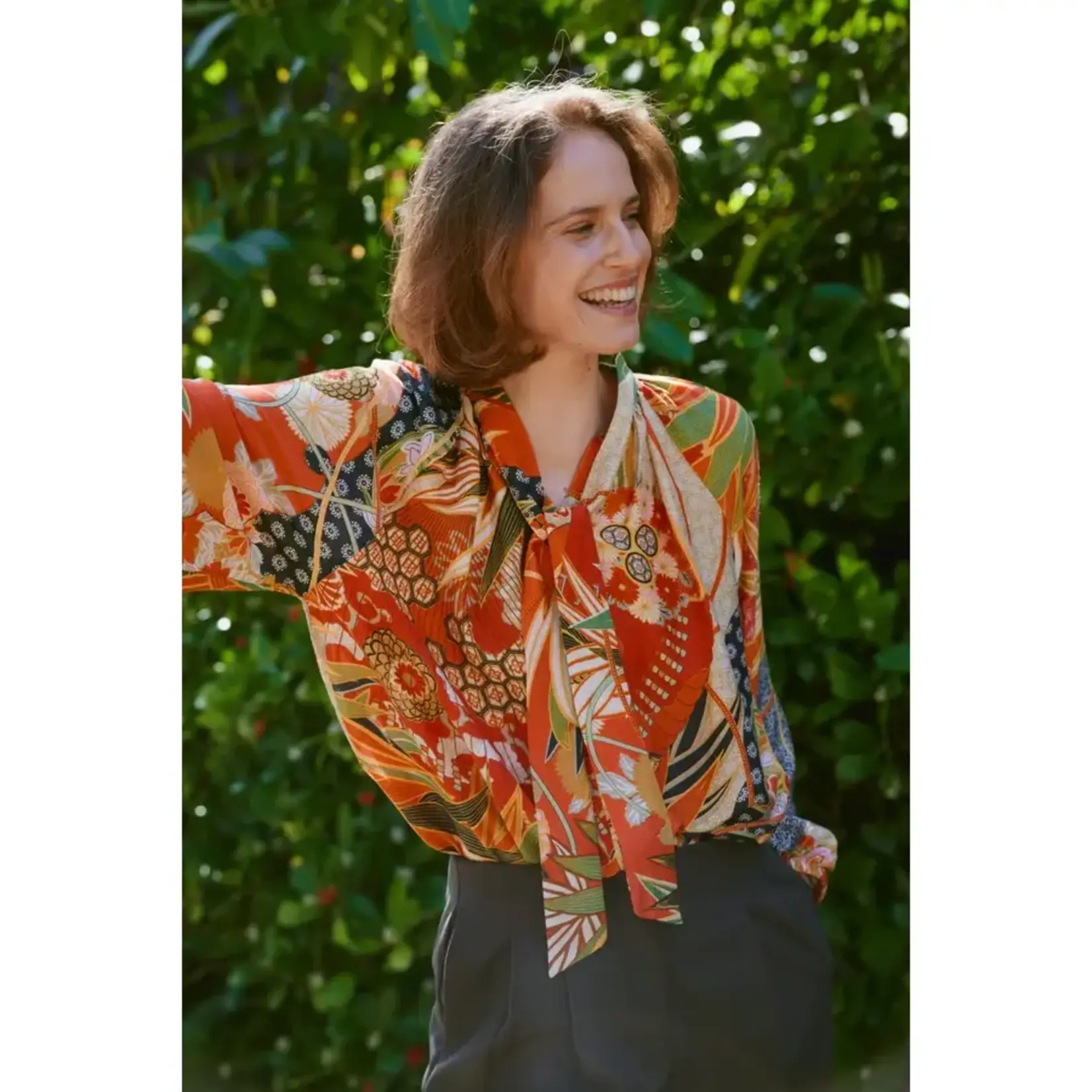 ONE HUNDRED STARS Fans Scarlet Pussy Bow Blouse