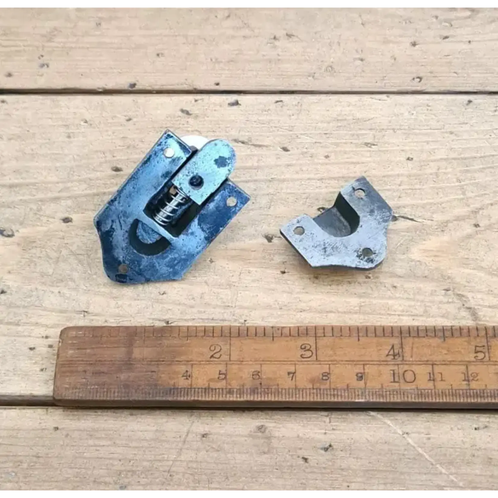 IRON RANGE Cupboard Door Slide Catch Sprung Ceramic Knob Textured Cast Antique Iron 80 x 33mm