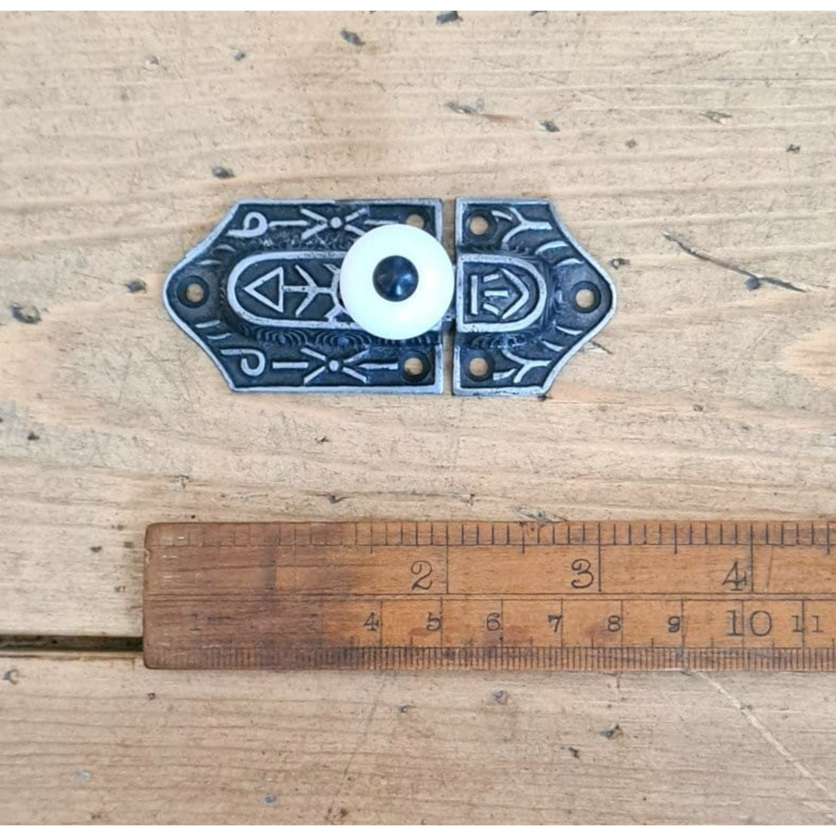 IRON RANGE Cupboard Door Slide Catch Sprung Ceramic Knob Textured Cast Antique Iron 80 x 33mm