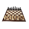 Handgemaakte houten schaakbord met schaakstukken
